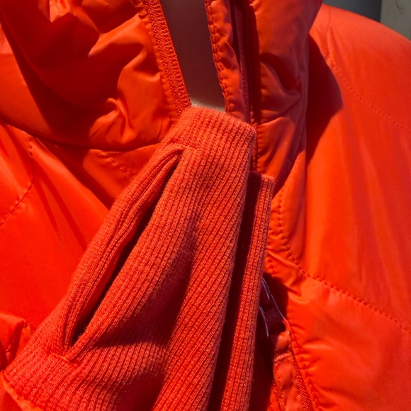 Old Navy Women's Bright Red Puffer Jacket - Picture 2 of 5